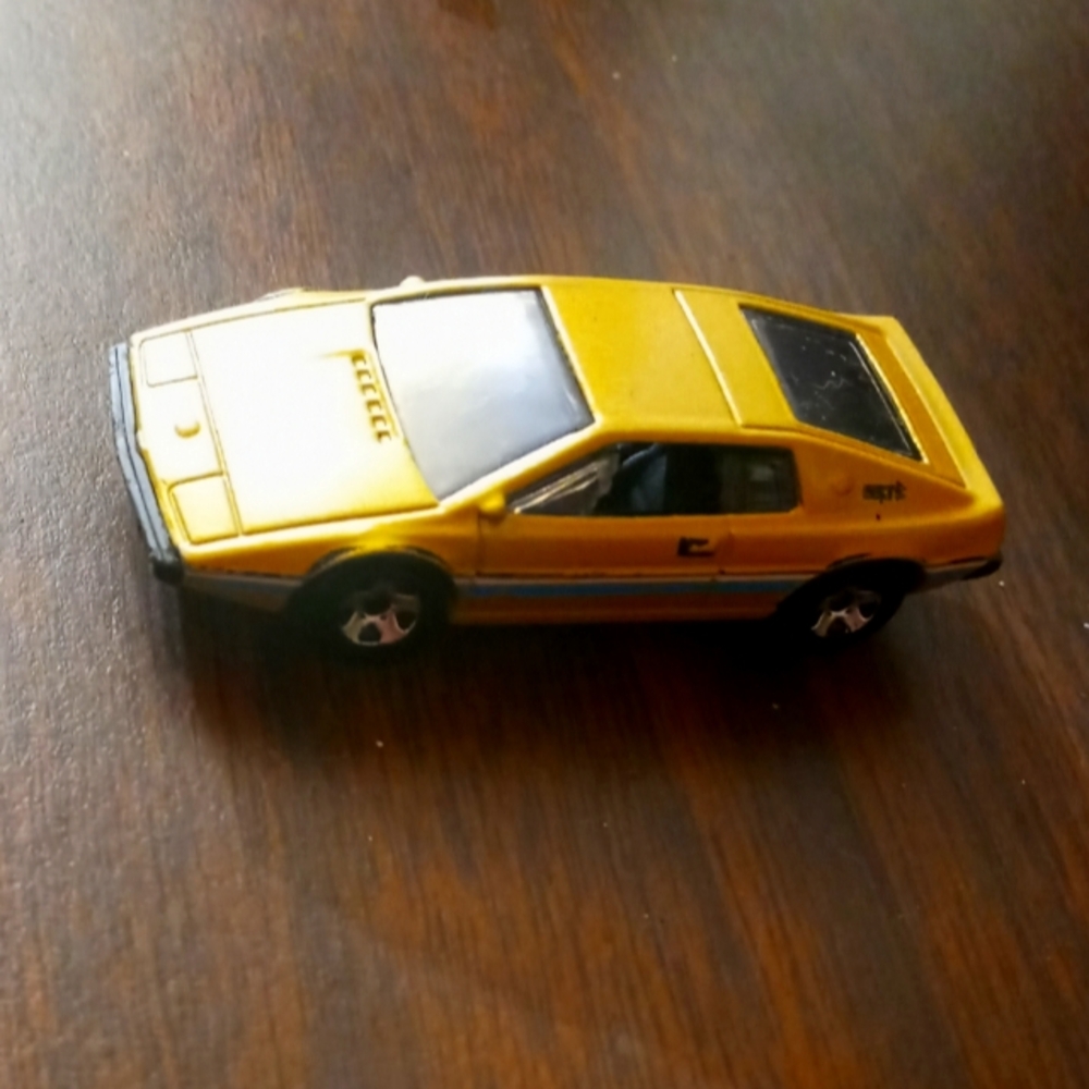 Hotwheels esprit es1 Die-Cast Sports Coupe Toy Car - Classic Collectible 2015
